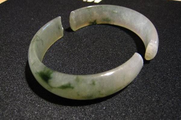 夢見玉碎了是什么意思 女人夢到自己身上的玉碎了有什么預兆