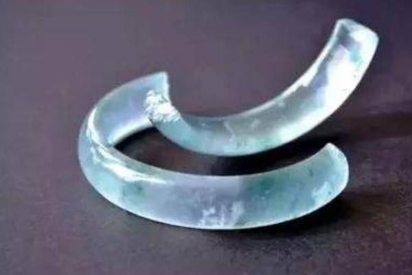 夢見玉碎了是什么意思 女人夢到自己身上的玉碎了有什么預兆