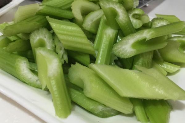 西芹市場(chǎng)價(jià)格多少錢(qián)一斤 西芹怎么切