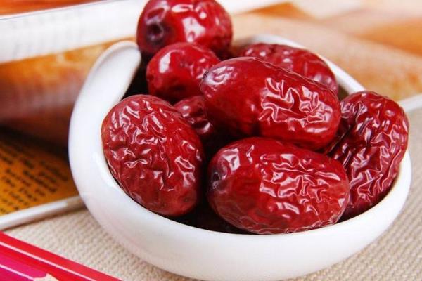 夢見吃棗子是什么意思 女人夢到自己吃大紅棗有什么預兆