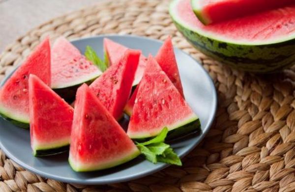 黃桃的功效與作用及禁忌 黃桃和西瓜能一起吃嗎