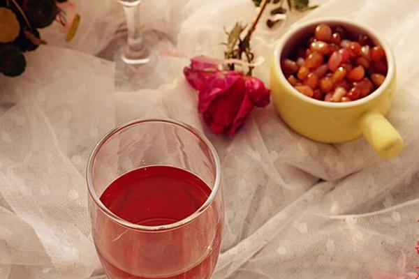 石榴酒的功效與作用及禁忌 石榴酒的釀制方法