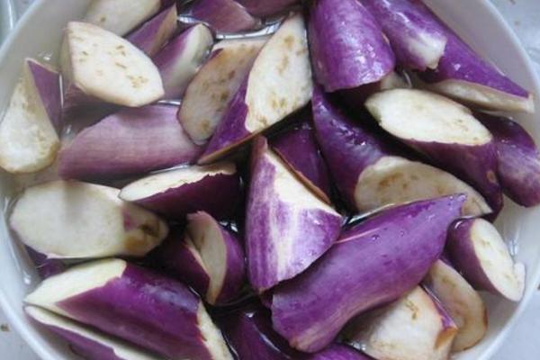 茄子要泡水嗎 炒茄子為什么會苦