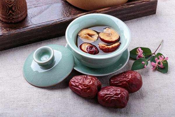 紅棗泡水喝的功效與作用 紅棗泡水可以天天喝嗎