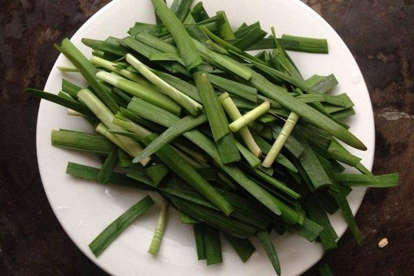 怎樣腌制韭菜花不變黃 韭菜生吃好還是熟吃好