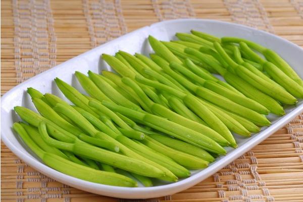 黃花菜可以催奶嗎 開了花的黃花菜能吃嗎