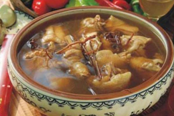 艾草根煮水有什么功效 艾草根煲雞功效和作用