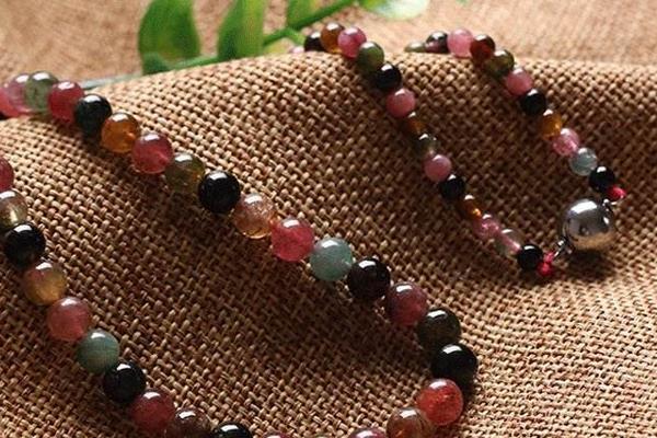 碧璽哪里產(chǎn)的最好 碧璽碧璽和寶石哪個(gè)值錢