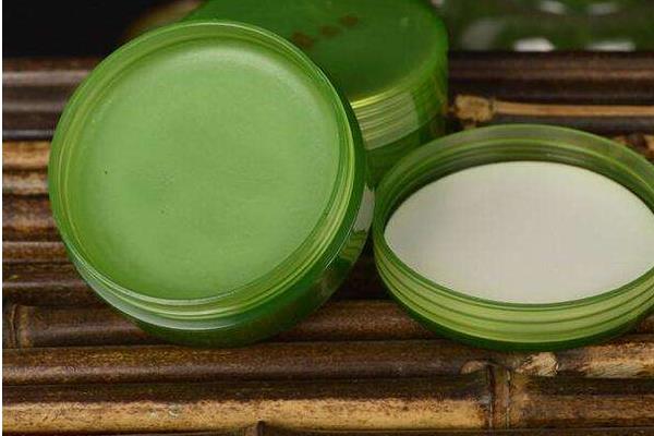 艾草膏功效與作用及禁忌 艾草膏和紫草膏哪個好