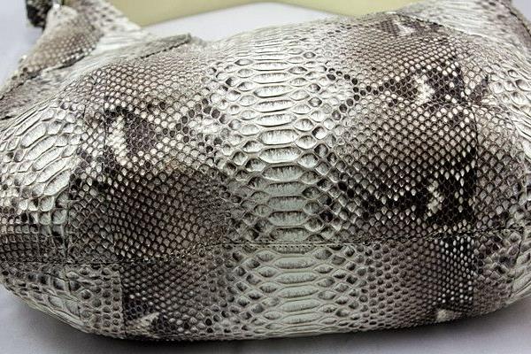 一張蟒蛇皮多少錢 蟒蛇皮包翹皮了怎么辦