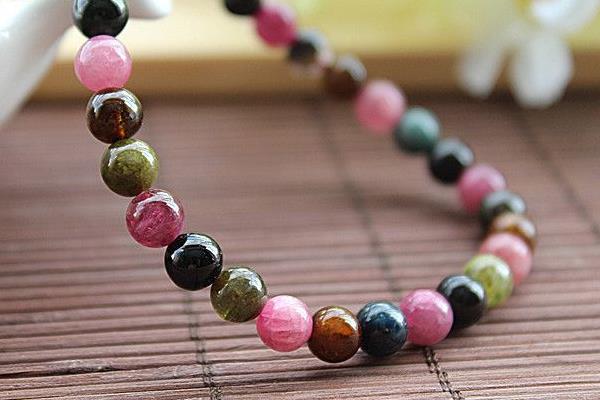 碧璽應(yīng)該戴在哪只手上 碧璽越戴越亮嗎