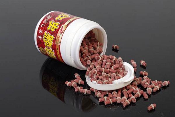 紅蟲顆粒怎么用 豐年蝦和紅蟲哪個好