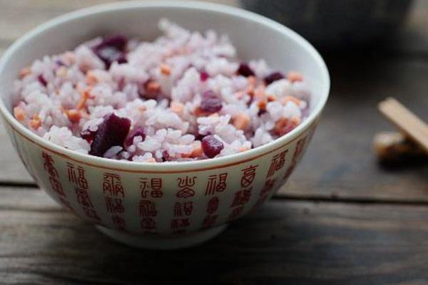 紫薯飯的功效與作用 紫薯飯的做法大全