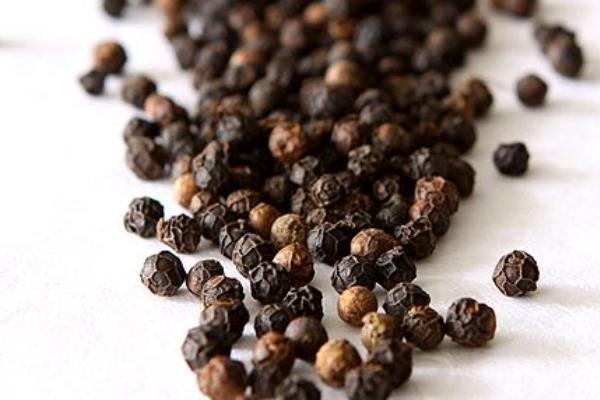 白胡椒和黑胡椒的區別是什么 白胡椒和黑胡椒哪個好
