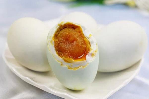 每天吃一個(gè)咸鴨蛋好嗎 咸鴨蛋吃多了有什么壞處