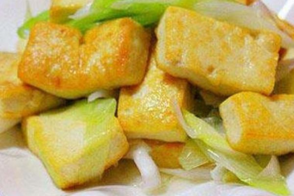 大蔥炒豆腐怎么做好吃又簡(jiǎn)單 大蔥炒豆腐的家常做法大全
