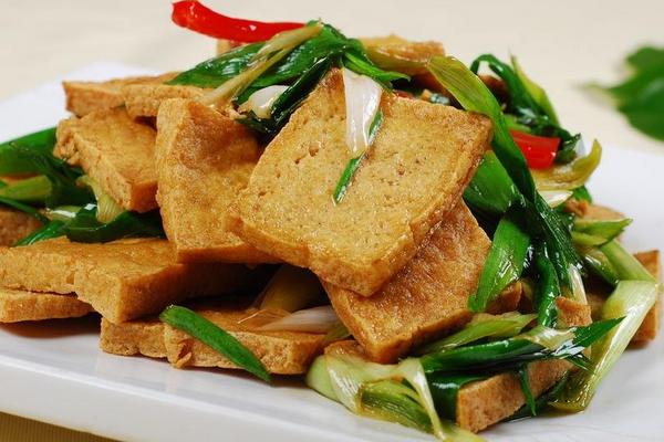 大蔥炒豆腐怎么做好吃又簡(jiǎn)單 大蔥炒豆腐的家常做法大全