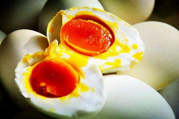 咸雞蛋和咸鴨蛋的區(qū)別是什么 為什么只有咸鴨蛋沒(méi)有咸雞蛋