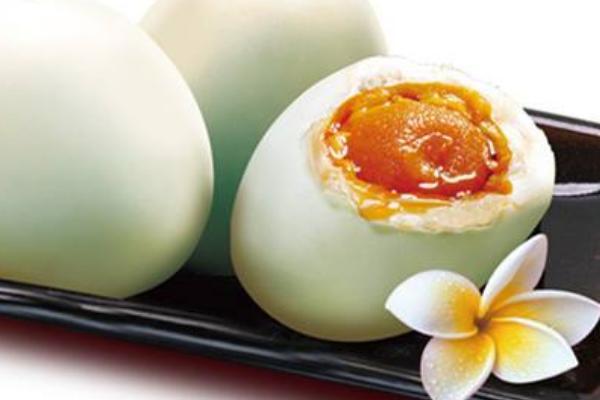 咸雞蛋和咸鴨蛋的區(qū)別是什么 為什么只有咸鴨蛋沒(méi)有咸雞蛋