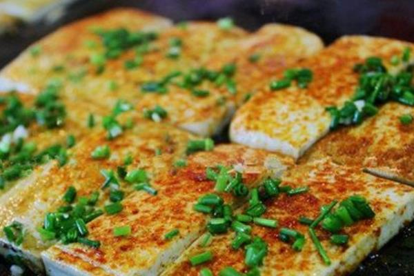 路邊小吃香煎鐵板豆腐用的是什么豆腐 學鐵板豆腐培訓需要多少錢