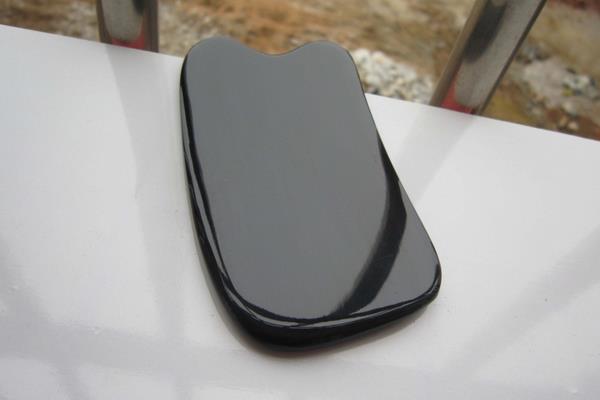 砭石刮痧板和牛角刮痧板哪個好 牛角刮痧板怎么用