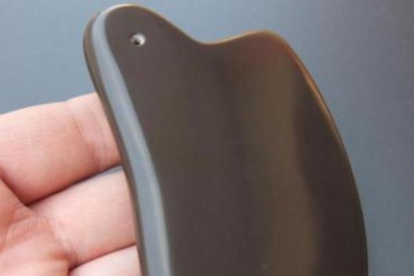 砭石刮痧板和牛角刮痧板哪個好 牛角刮痧板怎么用