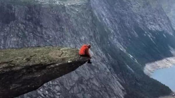 夢見站在高處是什么意思 夢到被困在高處下不來有什么預兆