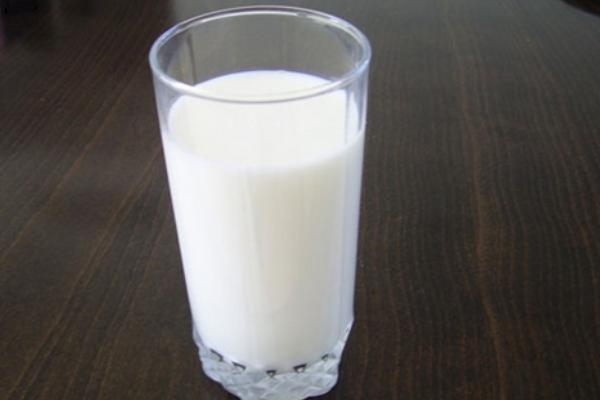 牛奶喝多了會怎么樣 牛奶有點(diǎn)酸了還能喝嗎