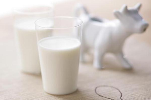 牛奶喝多了會怎么樣 牛奶有點(diǎn)酸了還能喝嗎