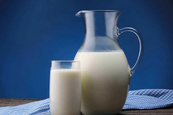 牛奶喝多了會怎么樣 牛奶有點(diǎn)酸了還能喝嗎