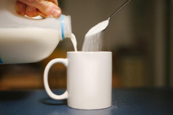 牛奶喝多了會怎么樣 牛奶有點(diǎn)酸了還能喝嗎