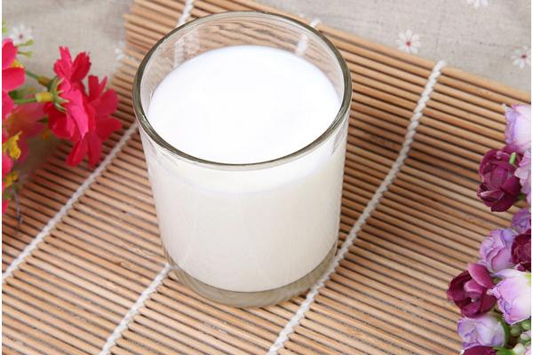 牛奶喝多了會怎么樣 牛奶有點(diǎn)酸了還能喝嗎