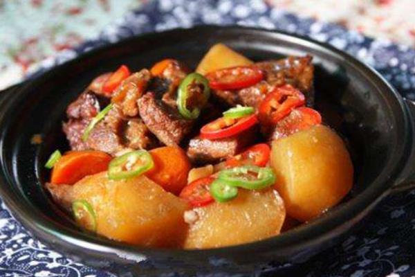 土豆燉牛腩怎么做好吃又簡答 土豆燉牛腩家常做法大全