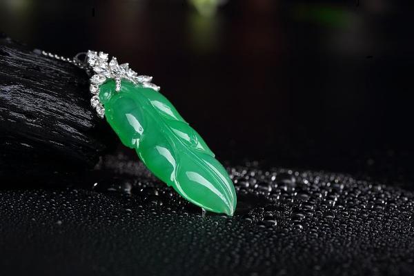 玉髓和翡翠的區別是什么 白貝母和紅玉髓哪個貴