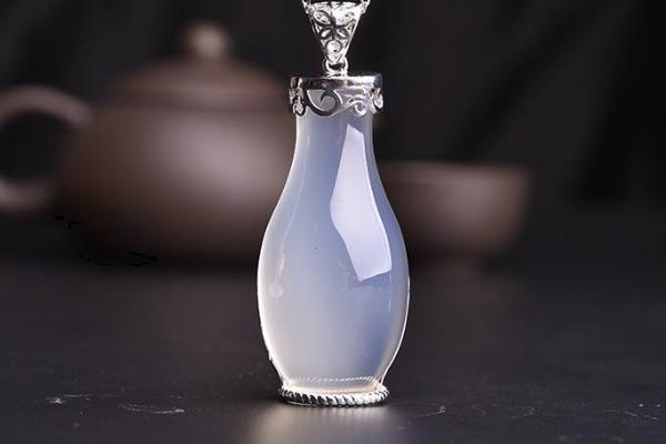 玉髓和翡翠的區別是什么 白貝母和紅玉髓哪個貴