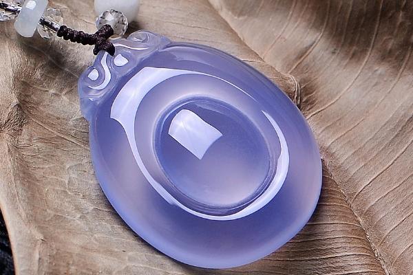 玉髓和翡翠的區別是什么 白貝母和紅玉髓哪個貴