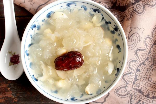銀耳湯什么時候喝最好 喝銀耳湯有什么好處
