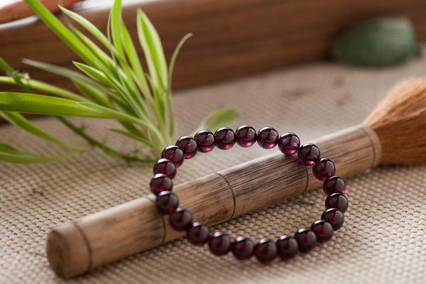 石榴石跟紅剛玉哪個(gè)價(jià)格高 紅剛玉和石榴石的區(qū)別是什么