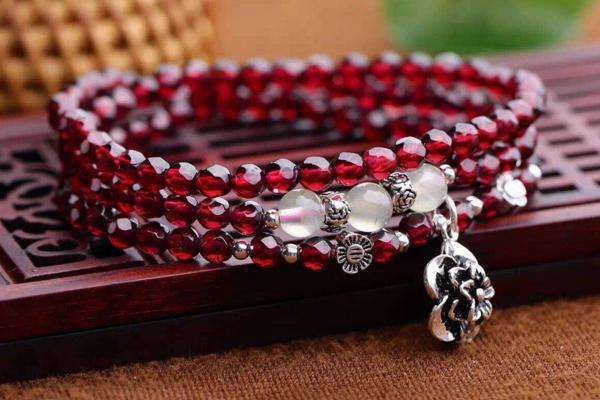 石榴石可以和黃金一起帶嗎 石榴石產地哪里最好