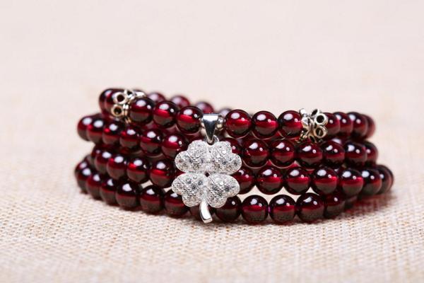 石榴石可以碰水嗎 石榴石臟了怎么清洗