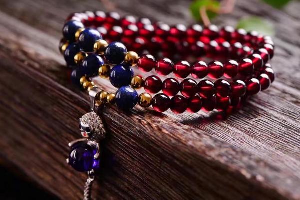 紅瑪瑙和石榴石哪個貴 紅瑪瑙和石榴石的區別是什么