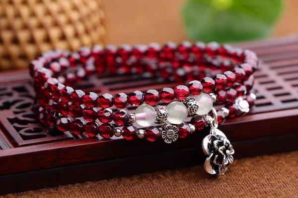 石榴石市場價(jià)格多少錢一顆 石榴石手鏈?zhǔn)袌鰞r(jià)格多少錢一串