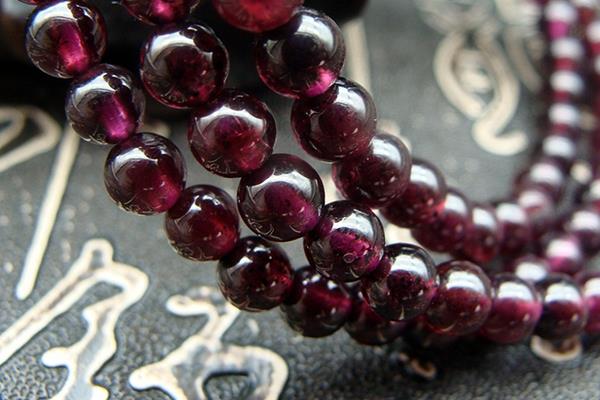 石榴石男人可以戴嗎 女人戴石榴石的忌諱