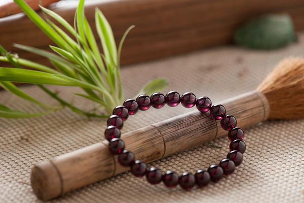 石榴石手鏈多少顆最好 石榴石手鏈佩戴幾圈好