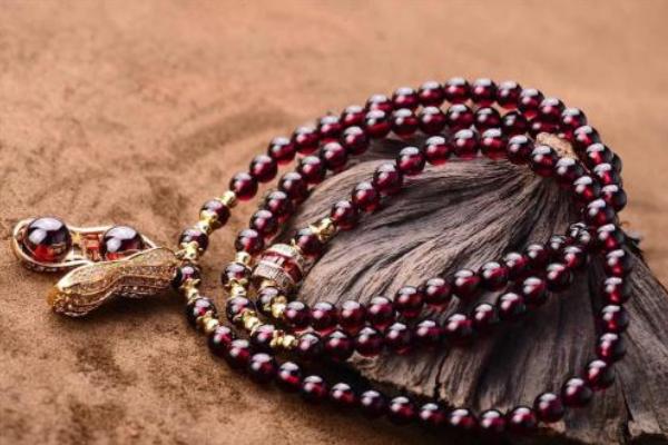 石榴石手鏈多少顆最好 石榴石手鏈佩戴幾圈好