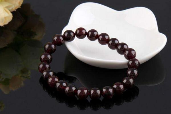 石榴石有幾種顏色 石榴石什么顏色的最好 石榴石顏色越深越好嗎