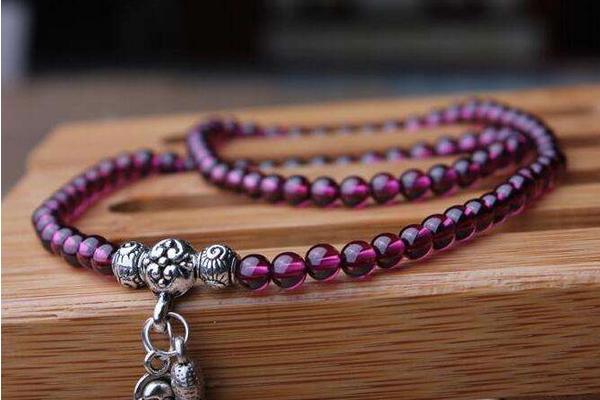 石榴石有幾種顏色 石榴石什么顏色的最好 石榴石顏色越深越好嗎