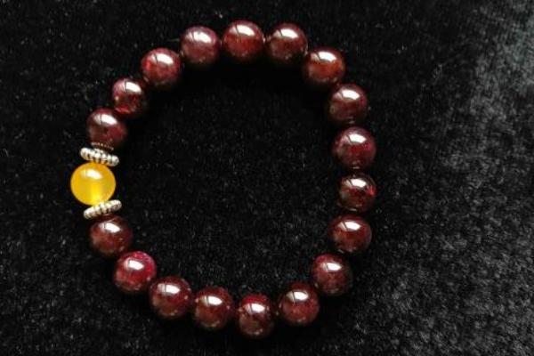 石榴石有幾種顏色 石榴石什么顏色的最好 石榴石顏色越深越好嗎