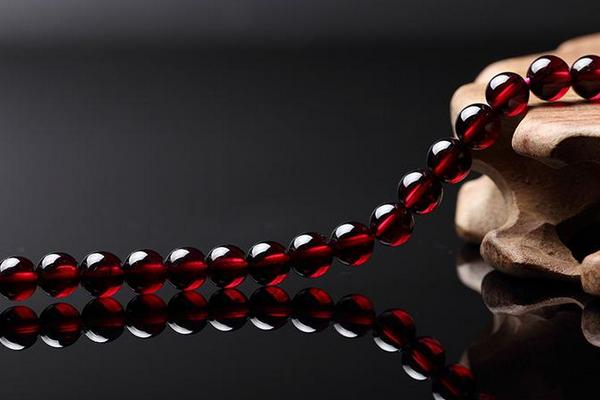 石榴石有幾種顏色 石榴石什么顏色的最好 石榴石顏色越深越好嗎