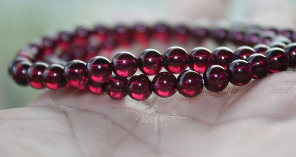 石榴石有幾種顏色 石榴石什么顏色的最好 石榴石顏色越深越好嗎